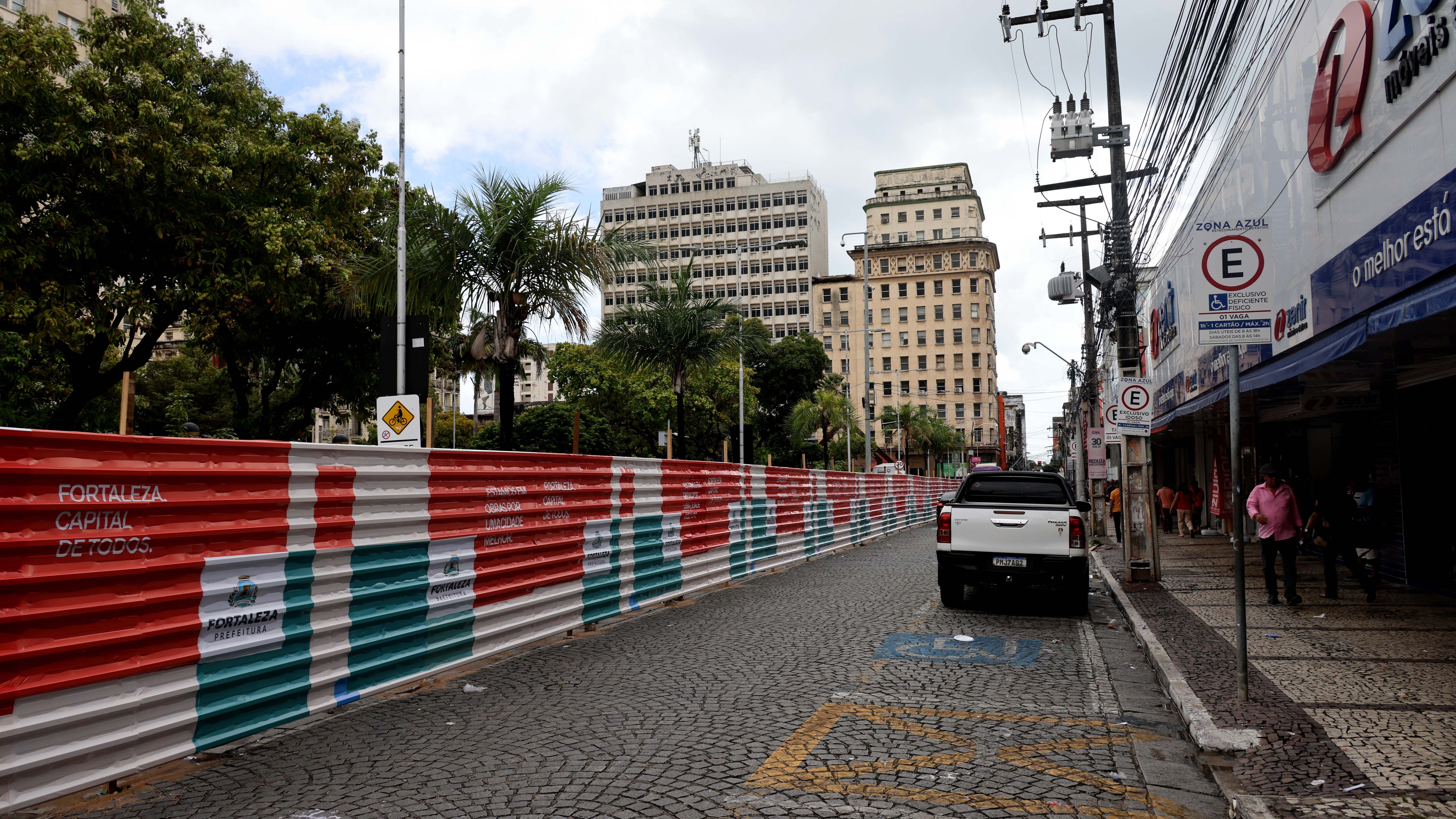 praça do ferreira cercada por tapumes para a obra de reforma
